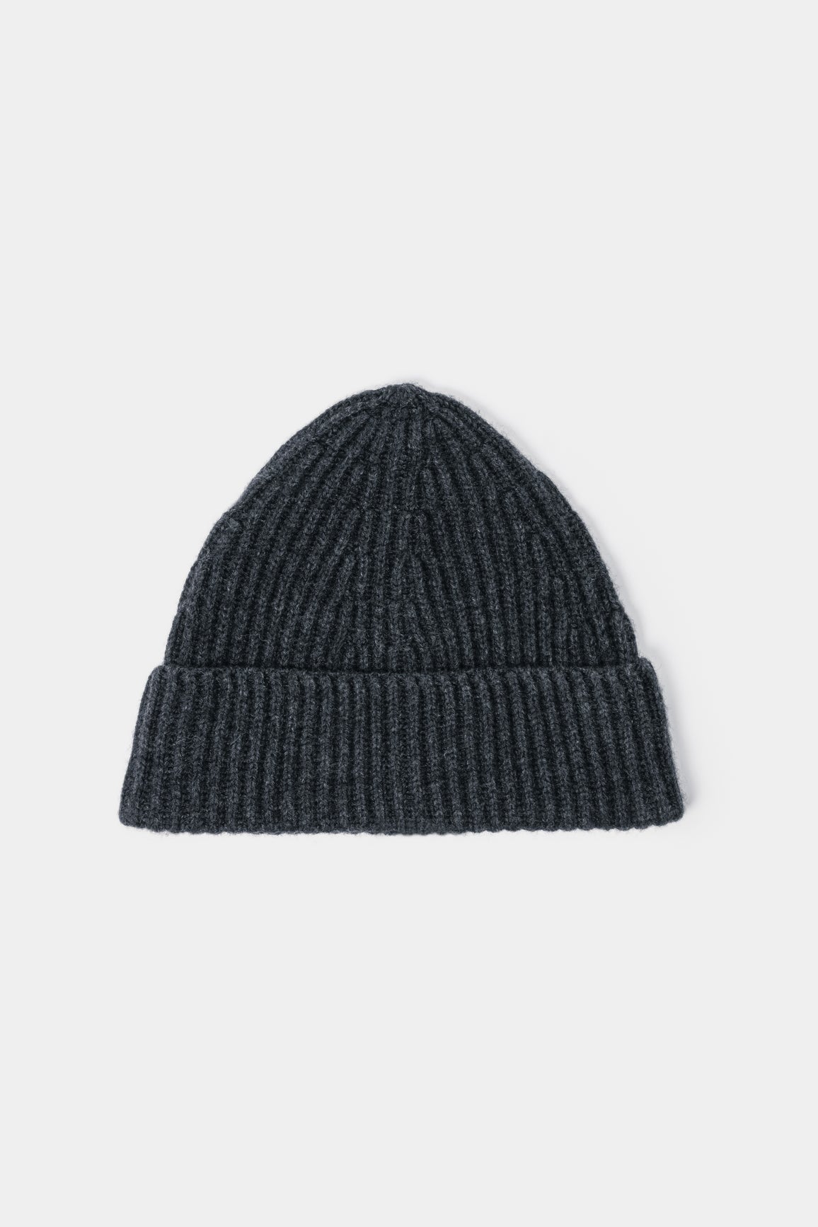 Reverse view of the Charcoal cashmere ribbed beanie showing the clean rib and turn-up without the tag