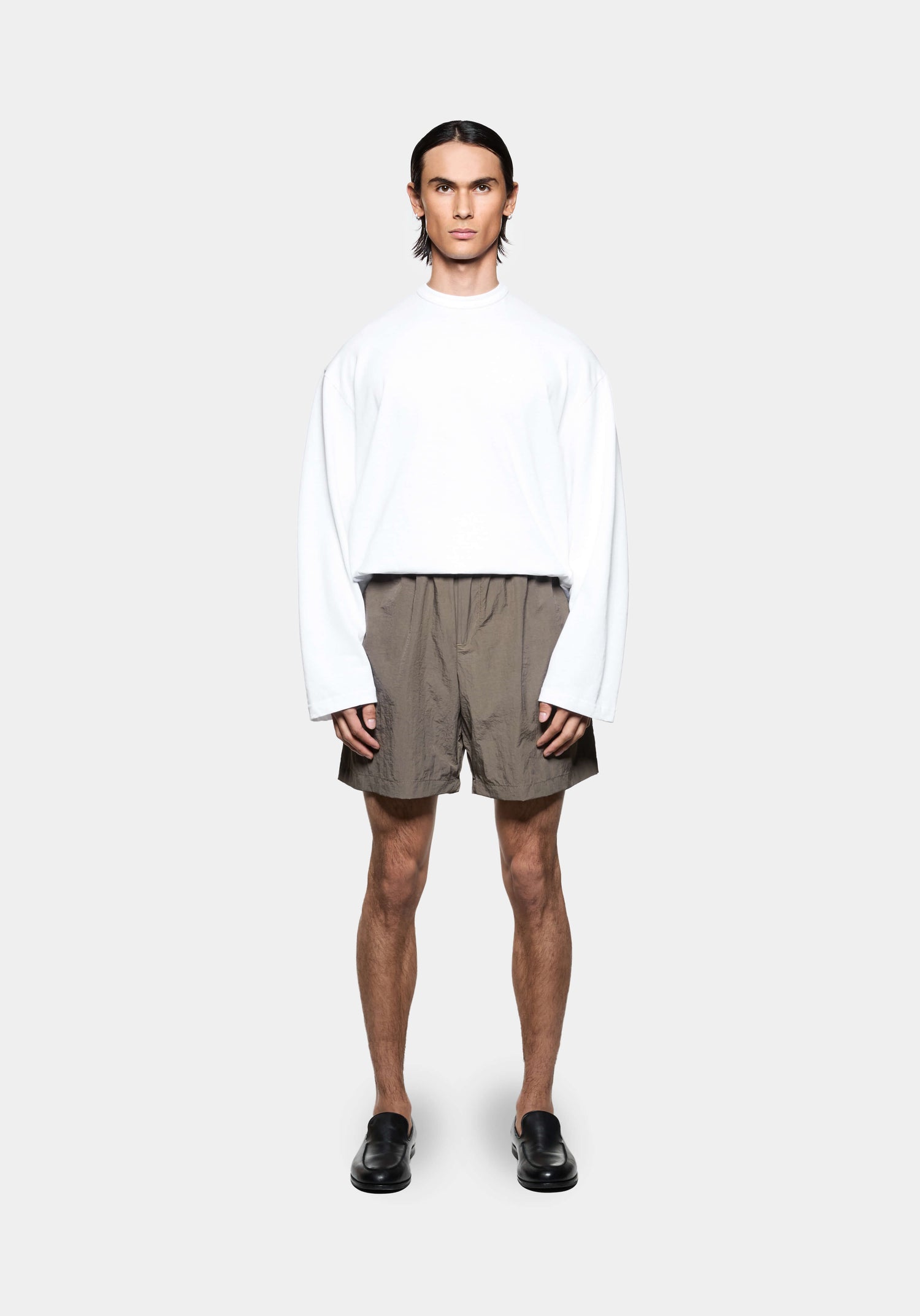 Men’s khaki shorts with relaxed oversized fit