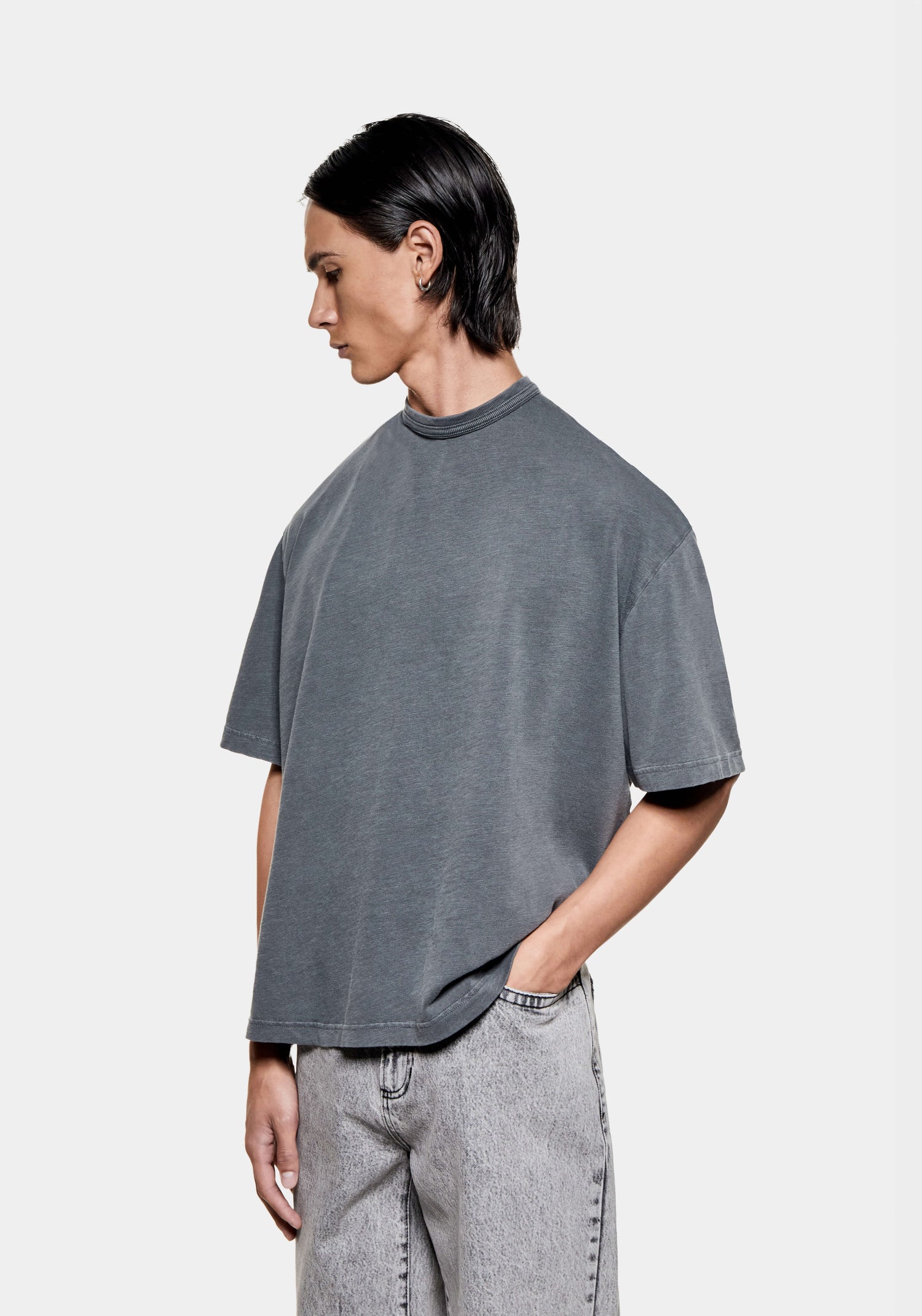 Side view of the men's MKI 220gsm cotton slub jersey t-shirt in pigment black in a boxy cropped fit