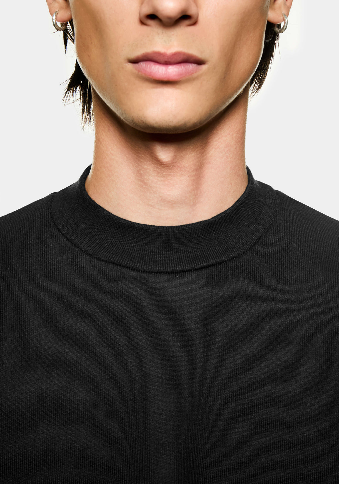 Close-up of the close-fitting ribbed crew neck on the black 800 GSM loopback