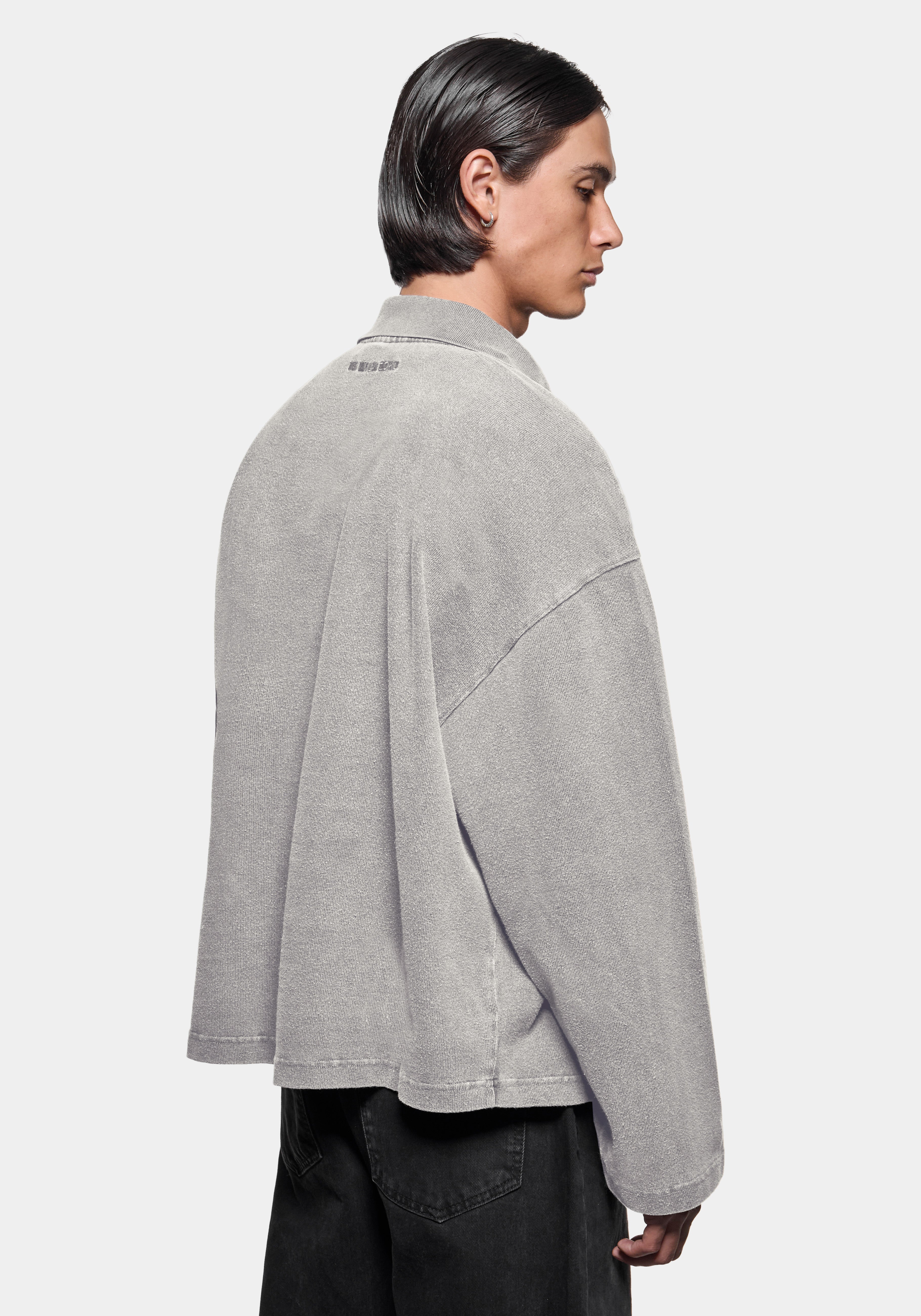 Back view showing the small logo embroidered at the back of the neck