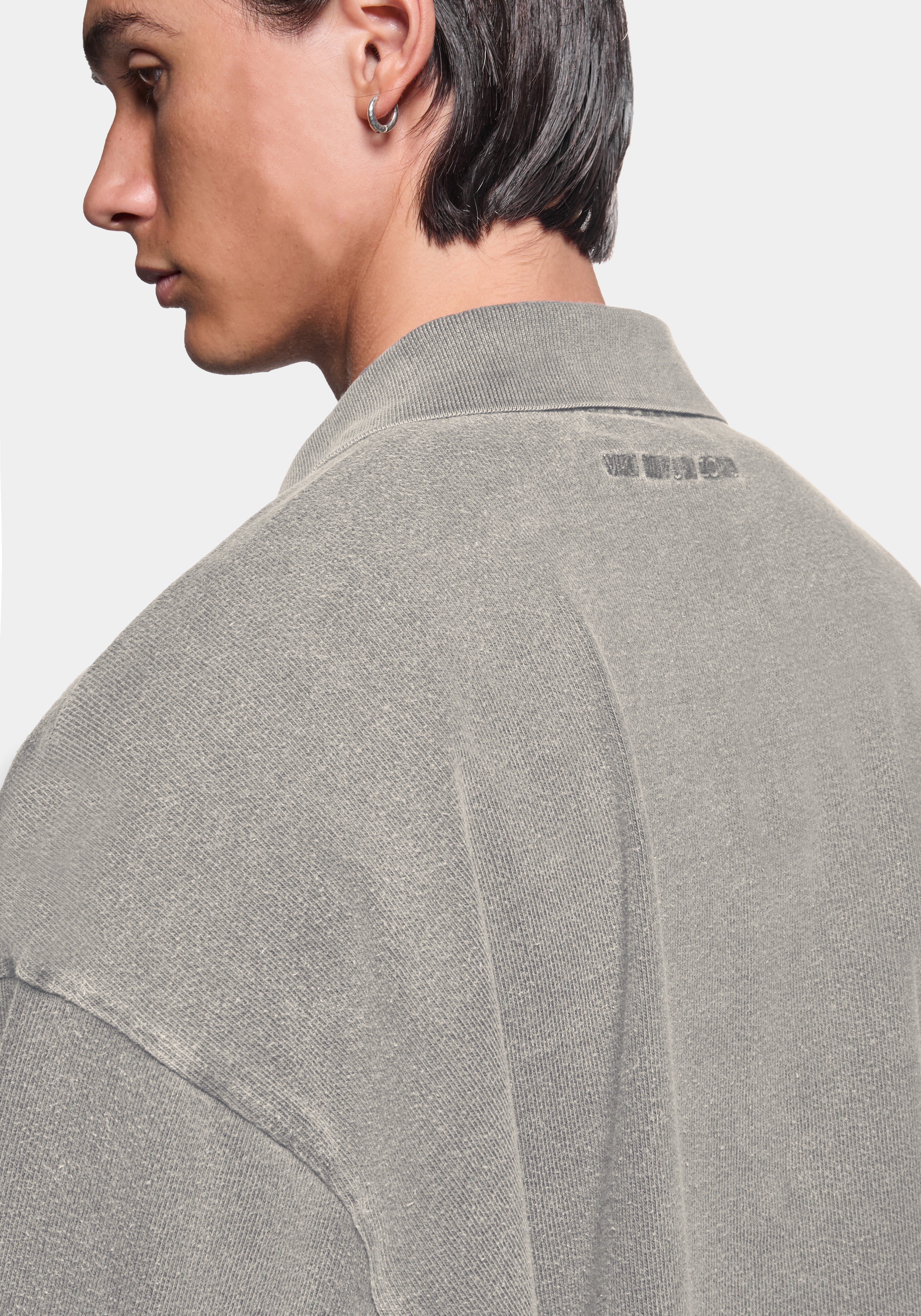 Close-up three-quarter view of the MKI MIYUKI ZOKU logo embroidered at the back neck